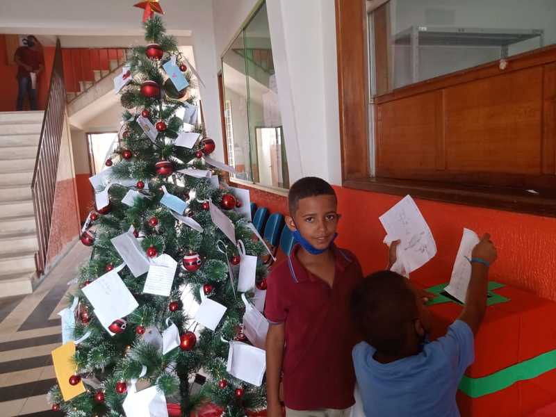 Prefeitura de Xique-Xique - Presentes pedidos em cartinhas penduradas na  Árvore de Natal Presentes pedidos em cartinhas penduradas na Árvore de Natal